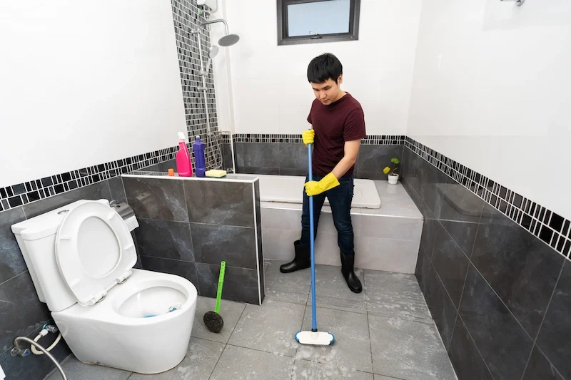 cara menghilangkan cacing di kamar mandi