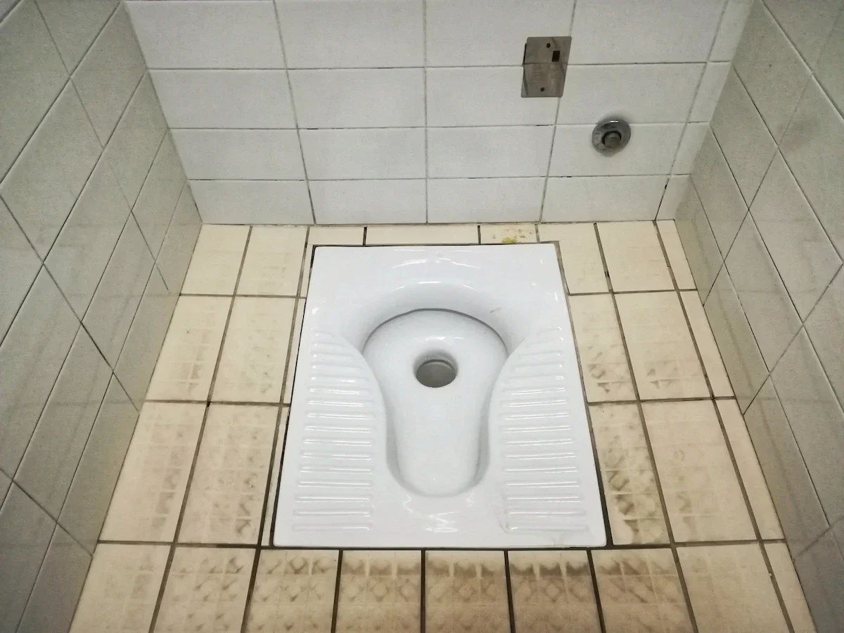 cara mengatasi toilet jongkok mampet